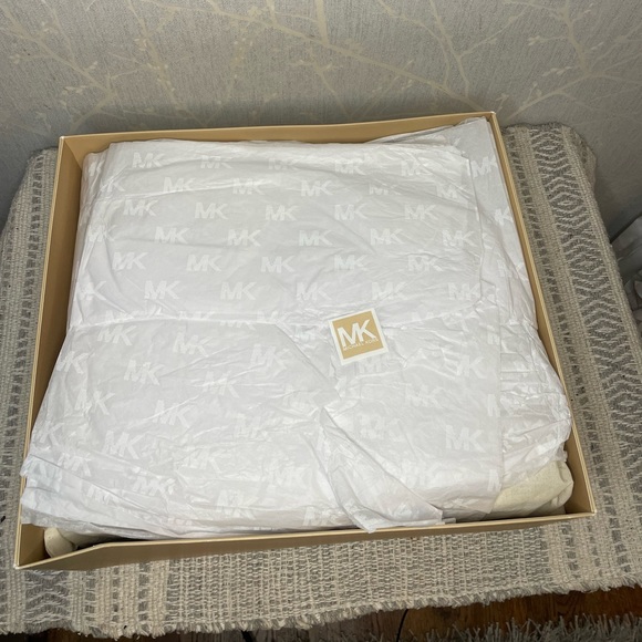 BRAND NEW!!!! Michael Kors Tote Bag - Picture 2 of 9